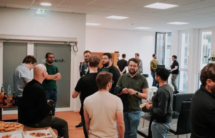 Azure Meetup AraCom Stuttgart 2025 3 10 Personen im Vordergrund beim Networking. 5 Personen im Hintergrund bei Gesprächen.