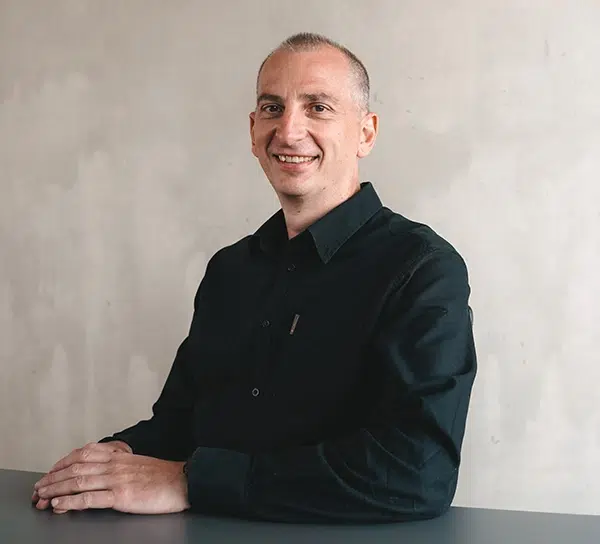 AraCom_Team_Haeussel_Alexander_Tisch